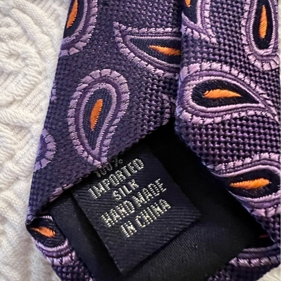 PAUL Fredrick purple paisley tie, 100% silk, 57” x 4”. - Picture 6 of 6